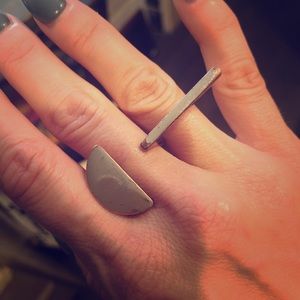 Two finger statement ring